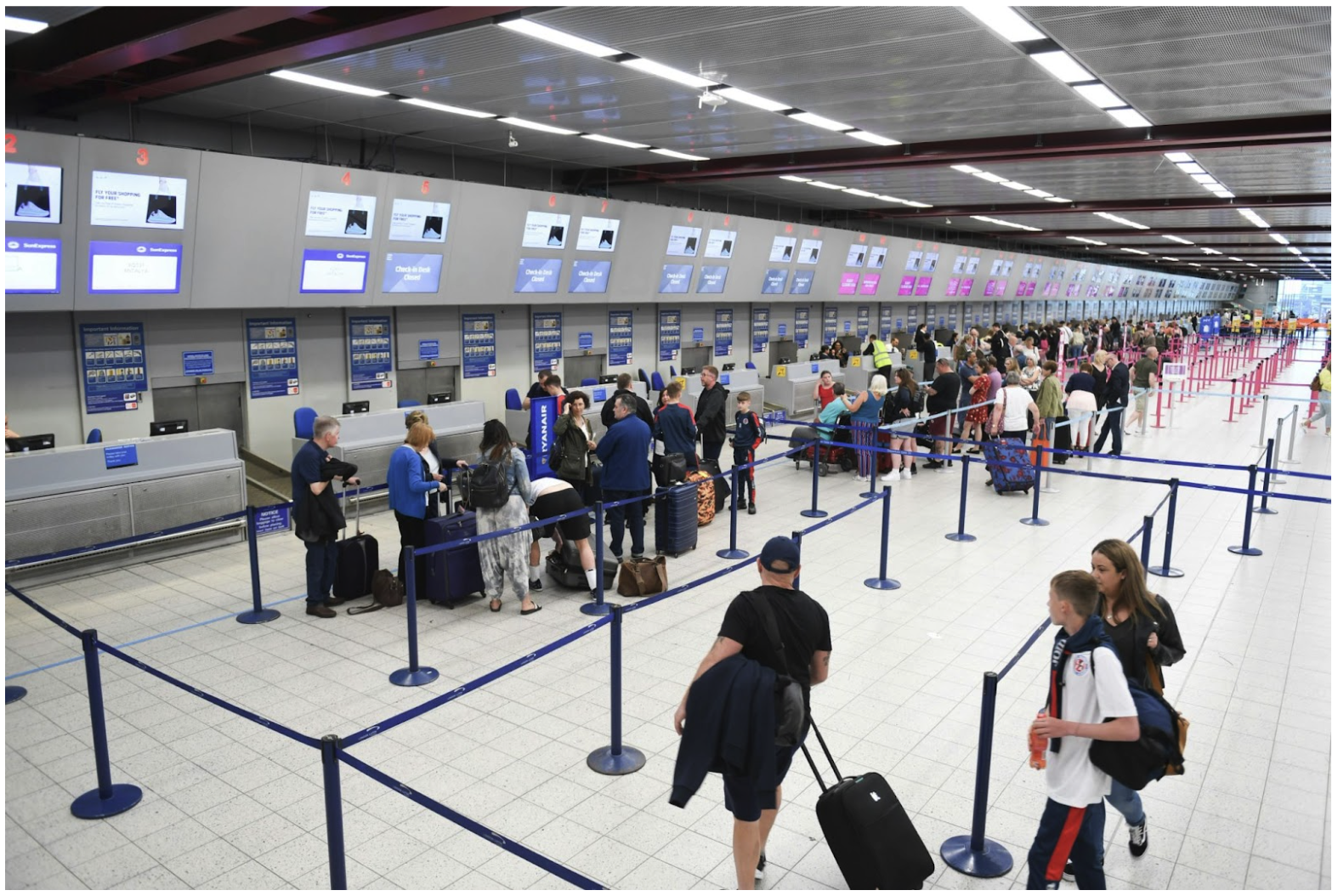 Airport terminal with large public gathering area, illustrating complex commercial environments where public safety DAS systems support reliable in-building communicationAirport terminal with large public gathering area, illustrating complex commercial environments where public safety DAS systems support reliable in-building communication